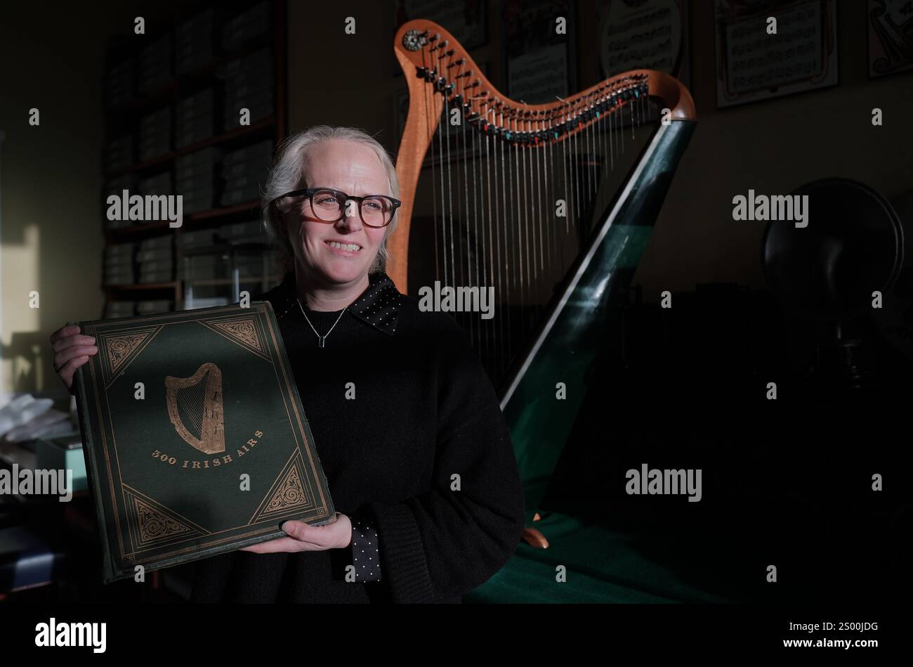 Maeve Gebruers, archiviste à l'Irish Traditional Music Archive, photographié dans leurs locaux à Dublin. Date de la photo : vendredi 20 décembre 2024. Banque D'Images