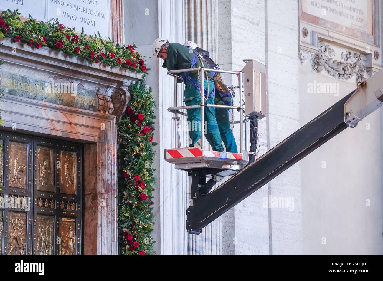 Rome, Italie. 23 décembre 2024 la porte Sainte (Porta Sancta) de la Basilique Saint-Pierre est en cours de décoration et sera officiellement ouverte à 19h le 24 décembre par le Pape François pour inaugurer le Jubilé de l'espérance 2025 et le début de l'année Sainte. .. La porte Sainte est ouverte tous les 25 ans et plus de 30 miilons sont attendus pour passer par la porte et chercher le pardon pour leurs péchés crédit. Amer Ghazzal/Alamy Live News Banque D'Images