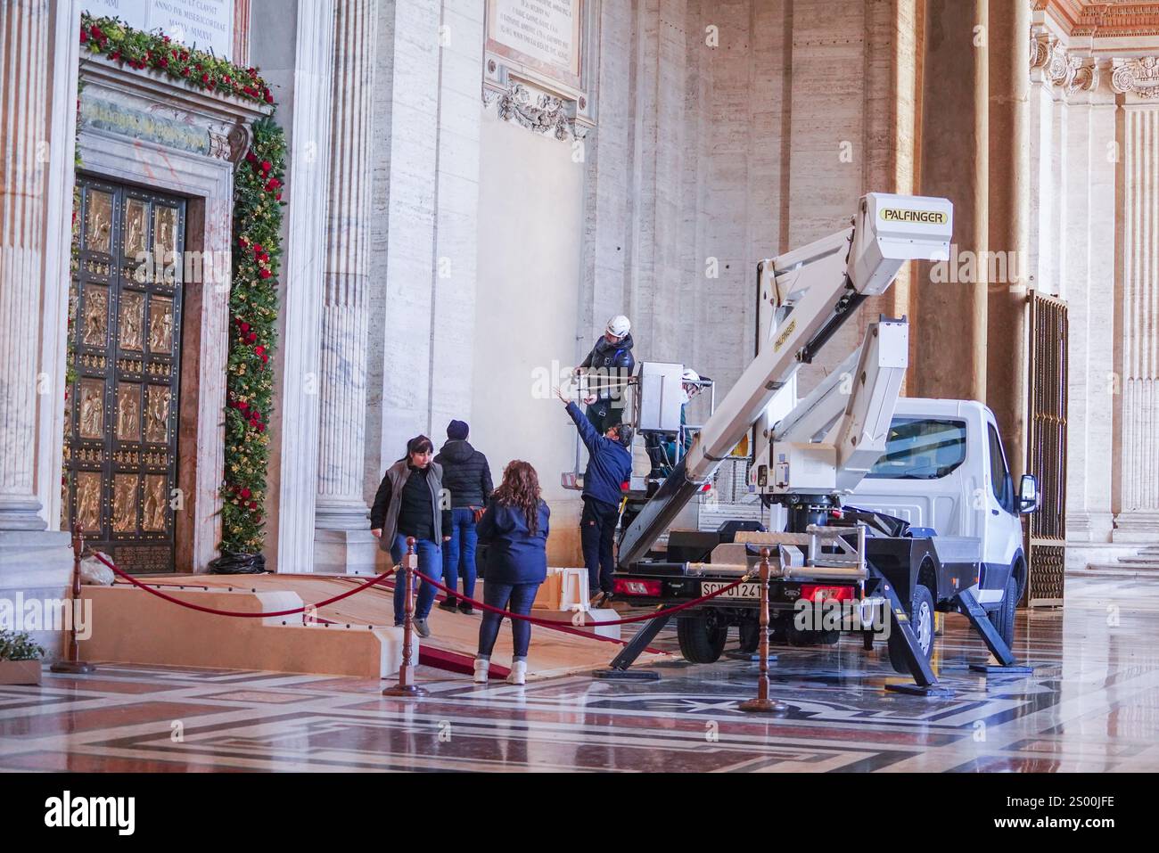 Rome, Italie. 23 décembre 2024 la porte Sainte (Porta Sancta) de la Basilique Saint-Pierre est en cours de décoration et sera officiellement ouverte à 19h le 24 décembre par le Pape François pour inaugurer le Jubilé de l'espérance 2025 et le début de l'année Sainte. .. La porte Sainte est ouverte tous les 25 ans et plus de 30 miilons sont attendus pour passer par la porte et chercher le pardon pour leurs péchés crédit. Amer Ghazzal/Alamy Live News Banque D'Images
