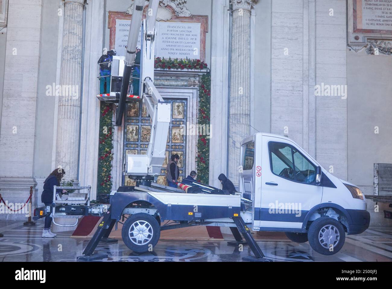 Rome, Italie. 23 décembre 2024 la porte Sainte (Porta Sancta) de la Basilique Saint-Pierre est en cours de décoration et sera officiellement ouverte à 19h le 24 décembre par le Pape François pour inaugurer le Jubilé de l'espérance 2025 et le début de l'année Sainte. .. La porte Sainte est ouverte tous les 25 ans et plus de 30 miilons sont attendus pour passer par la porte et chercher le pardon pour leurs péchés crédit. Amer Ghazzal/Alamy Live News Banque D'Images