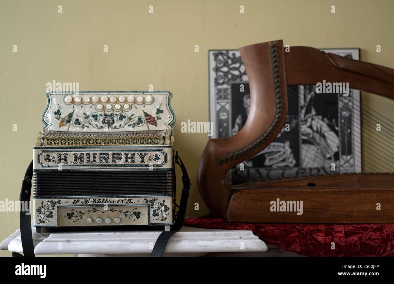 Une vue d'instruments à l'Irish Traditional Music Archive à Dublin. Date de la photo : vendredi 20 décembre 2024. Banque D'Images