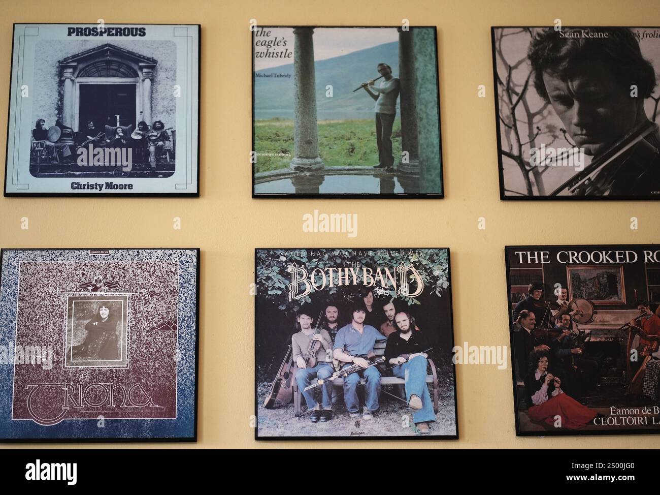 Une vue des couvertures d'album à l'Irish Traditional Music Archive à Dublin. Date de la photo : vendredi 20 décembre 2024. Banque D'Images