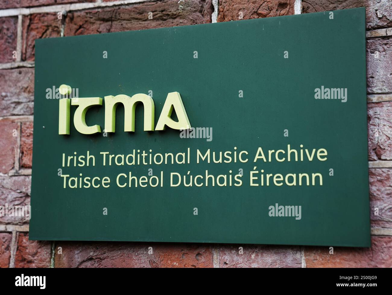 Un panneau à l'extérieur de l'Irish Traditional Music Archive à Dublin. Date de la photo : vendredi 20 décembre 2024. Banque D'Images