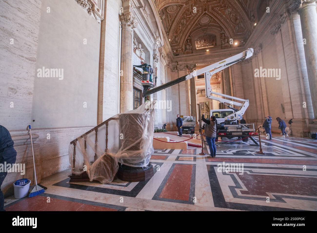 Rome, Italie. 23 décembre 2024 la porte Sainte (Porta Sancta) de la Basilique Saint-Pierre est en cours de décoration et sera officiellement ouverte à 19h le 24 décembre par le Pape François pour inaugurer le Jubilé de l'espérance 2025 et le début de l'année Sainte. . La porte Sainte est ouverte tous les 25 ans et plus de 30 miilons sont attendus pour passer par la porte et chercher le pardon pour leurs péchés crédit. Amer Ghazzal/Alamy Live News Banque D'Images
