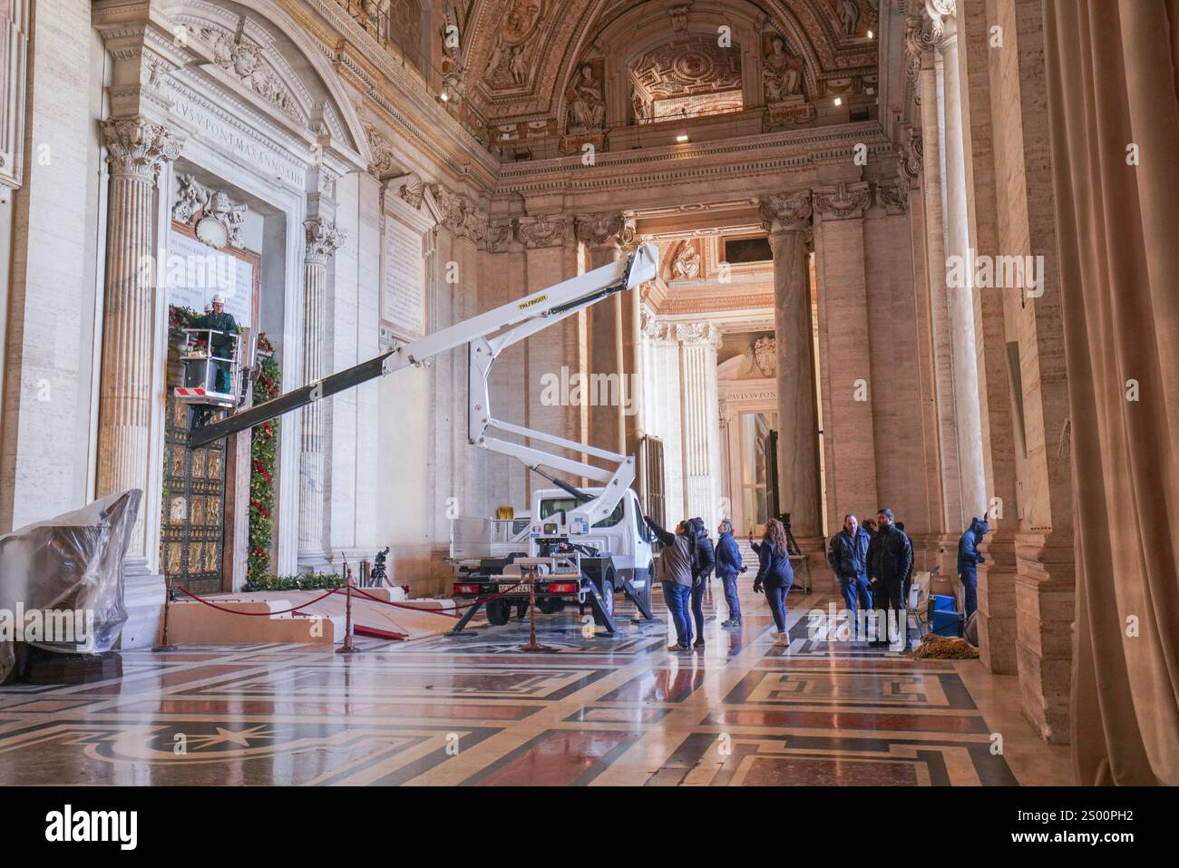 Rome, Italie. 23 décembre 2024 la porte Sainte (Porta Sancta) de la Basilique Saint-Pierre est en cours de décoration et sera officiellement ouverte à 19h le 24 décembre par le Pape François pour inaugurer le Jubilé de l'espérance 2025 et le début de l'année Sainte. . La porte Sainte est ouverte tous les 25 ans et plus de 30 miilons sont attendus pour passer par la porte et chercher le pardon pour leurs péchés crédit. Amer Ghazzal/Alamy Live News Banque D'Images
