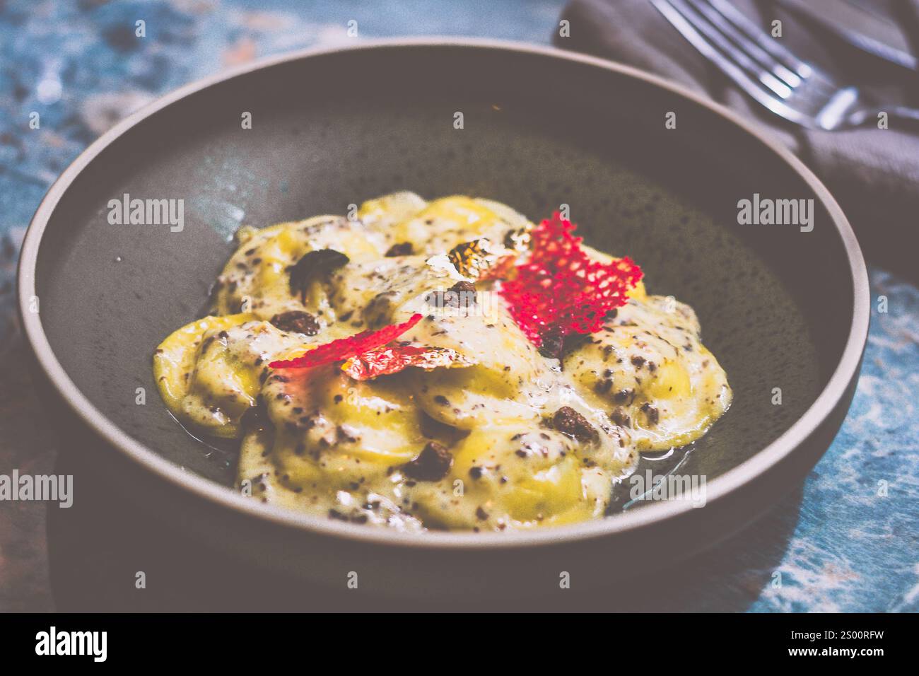 Raviolis truffe avec sauce à la crème française à la truffe, fromage italien Parmiggiano Reggiano, purée de truffe italienne et huile de dentelle de truffe Banque D'Images