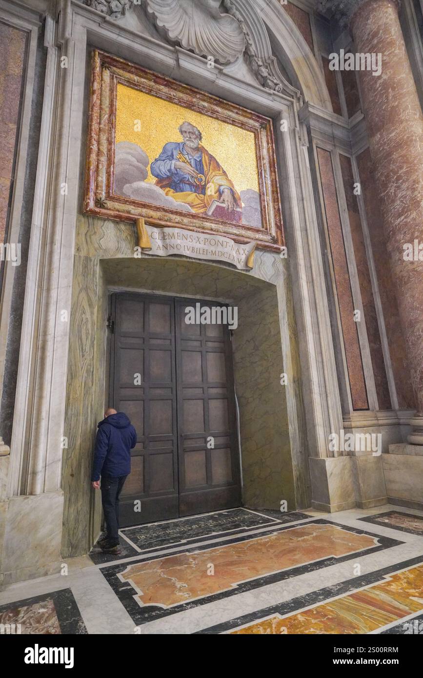 Rome, Italie. 23 décembre 2024 la porte Sainte (Porta Sancta) de la Basilique Saint-Pierre qui sera officiellement ouverte à 19h le 24 décembre par le Pape François pour inaugurer le Jubilé de l'espérance 2025 et le début de l'année Sainte. . La porte Sainte est ouverte tous les 25 ans et plus de 30 miilons sont attendus pour passer par la porte et chercher le pardon pour leurs péchés crédit. Amer Ghazzal/Alamy Live News Banque D'Images