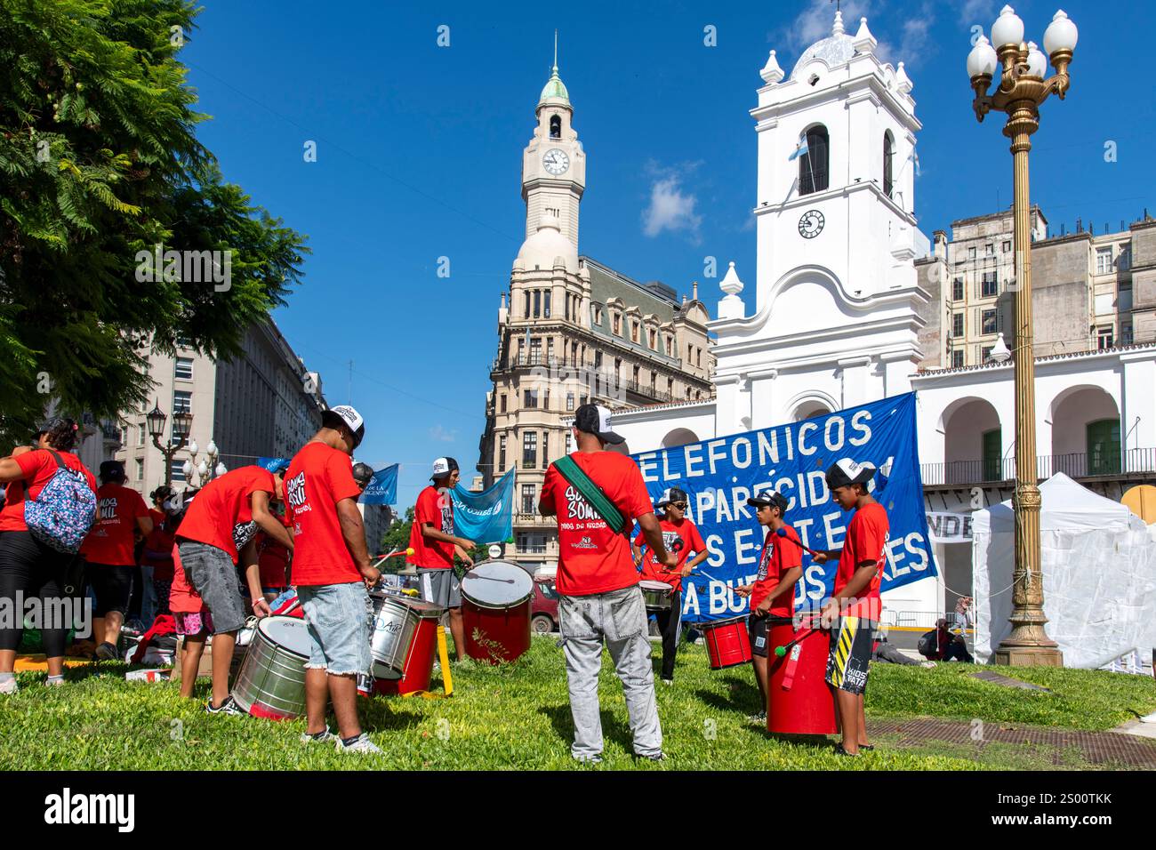 Buenos Aires, Argentine - 24 mars 2024 ; joueurs de batterie sur la place Plaza de Mayo pour la Journée du souvenir pour la vérité et la justice (Día de la Memoria por la Ve Banque D'Images