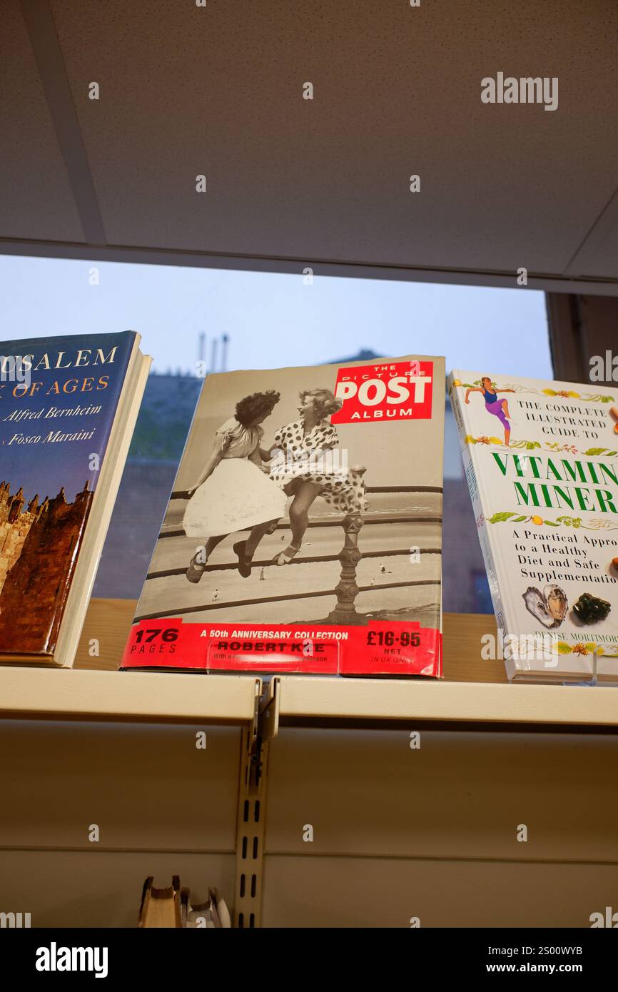 Cambridge, Royaume-Uni - 13 décembre 2024 - Un exemplaire du livre Picture Post en vente dans une boutique de bienfaisance Banque D'Images