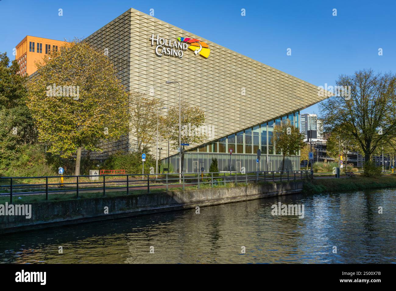 Utrecht, pays-Bas, 26 octobre 2024. Holland Casino bâtiment moderne. mur doré avec logo coloré. Banque D'Images