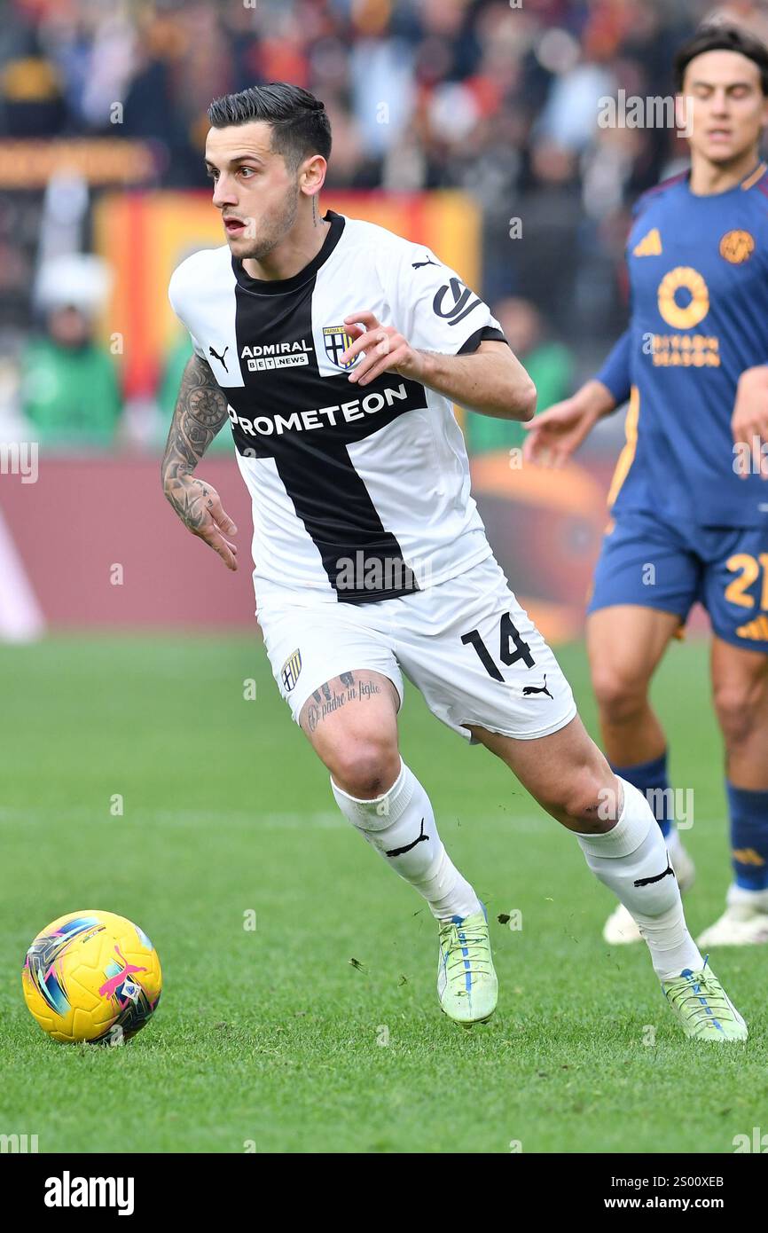 Rome, Italie. 22 décembre 2024. Emanuele Valeri de Parme vu en action lors du match de Serie A entre Roma vs Parme au stade olympique. Note finale Roma 5 : 0 Parme crédit : SOPA images Limited/Alamy Live News Banque D'Images