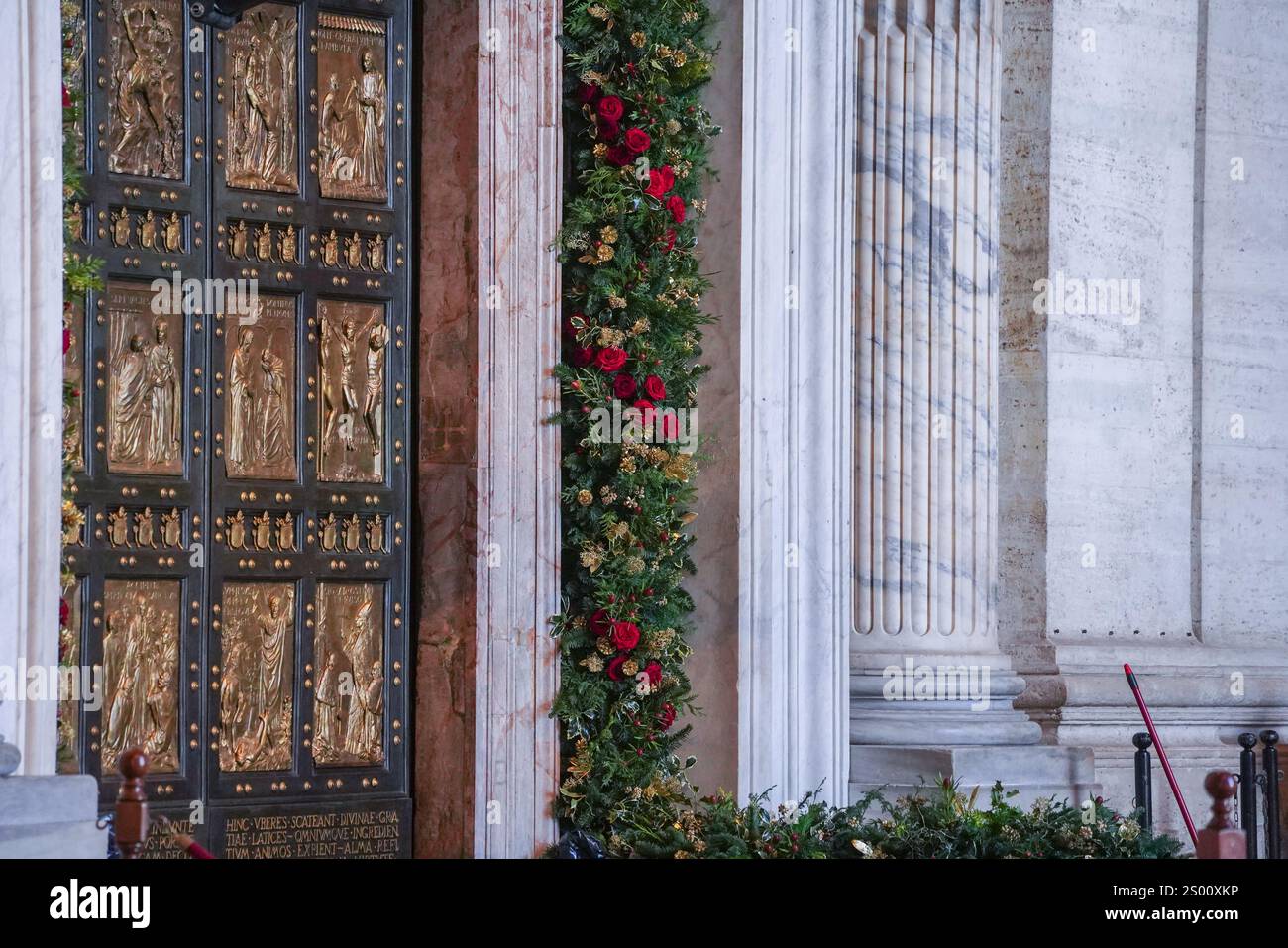 Rome, Italie. 23 décembre 2024 la porte Sainte (Porta Sancta) de la Basilique Saint-Pierre sera officiellement ouverte à 19h le 24 décembre par le Pape François pour inaugurer le Jubilé de l'espérance 2025 et le début de l'année Sainte. La porte Sainte est ouverte tous les 25 ans et plus de 30 miilons sont attendus pour passer par la porte et chercher le pardon pour leurs péchés crédit. Amer Ghazzal/Alamy Live News Banque D'Images