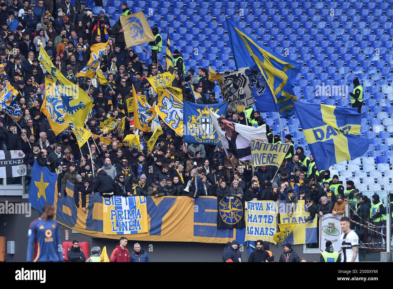 Rome, Italie. 22 décembre 2024. Les fans de Parme encouragent pendant le match de Serie A entre Roma vs Parme au stade olympique. Score final Roma 5 : 0 Parme (photo de Mattia Vian/SOPA images/Sipa USA) crédit : Sipa USA/Alamy Live News Banque D'Images