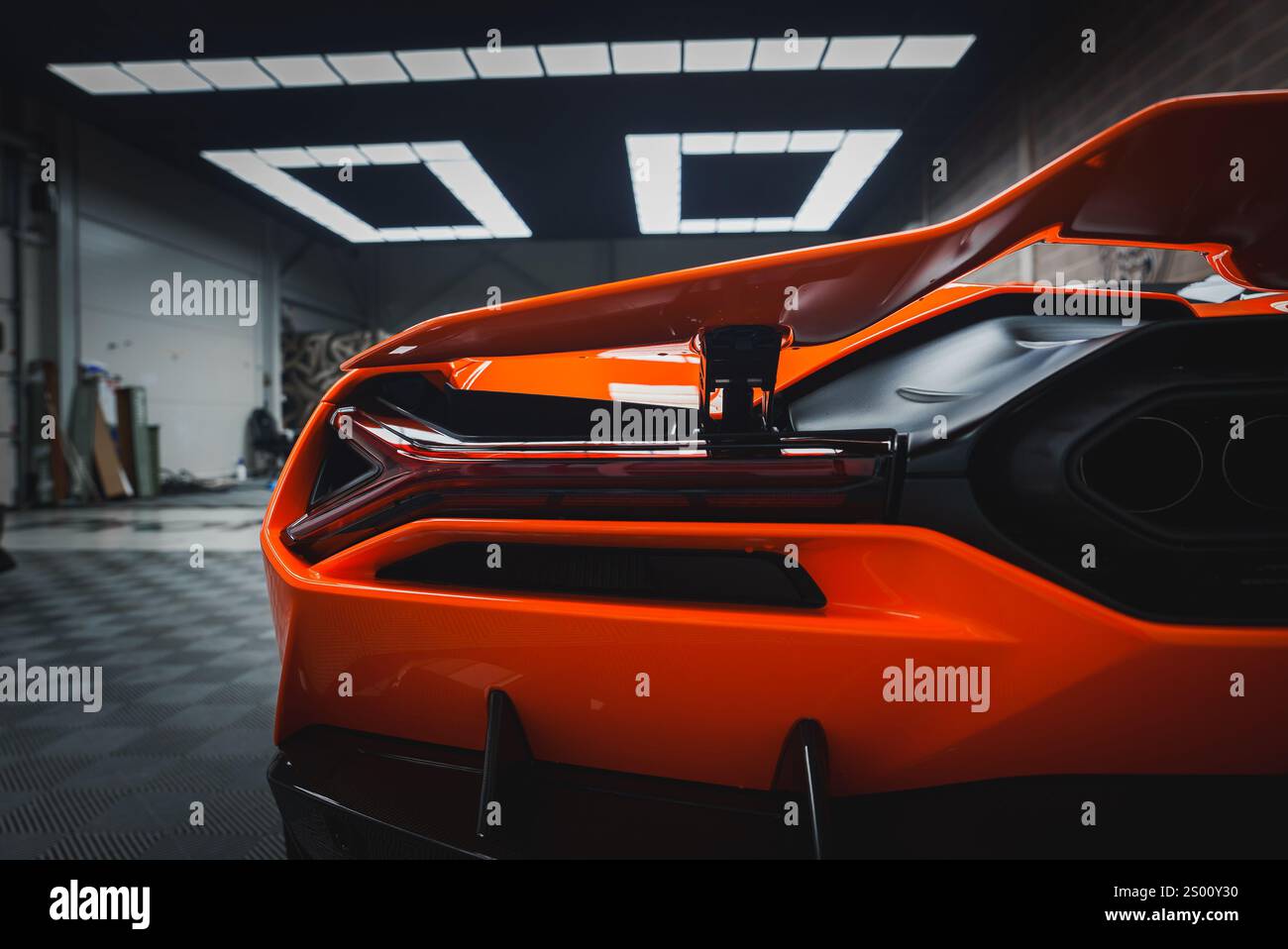 Gros plan de l'arrière de Lamborghini Revuelto dans la salle d'exposition intérieure Banque D'Images