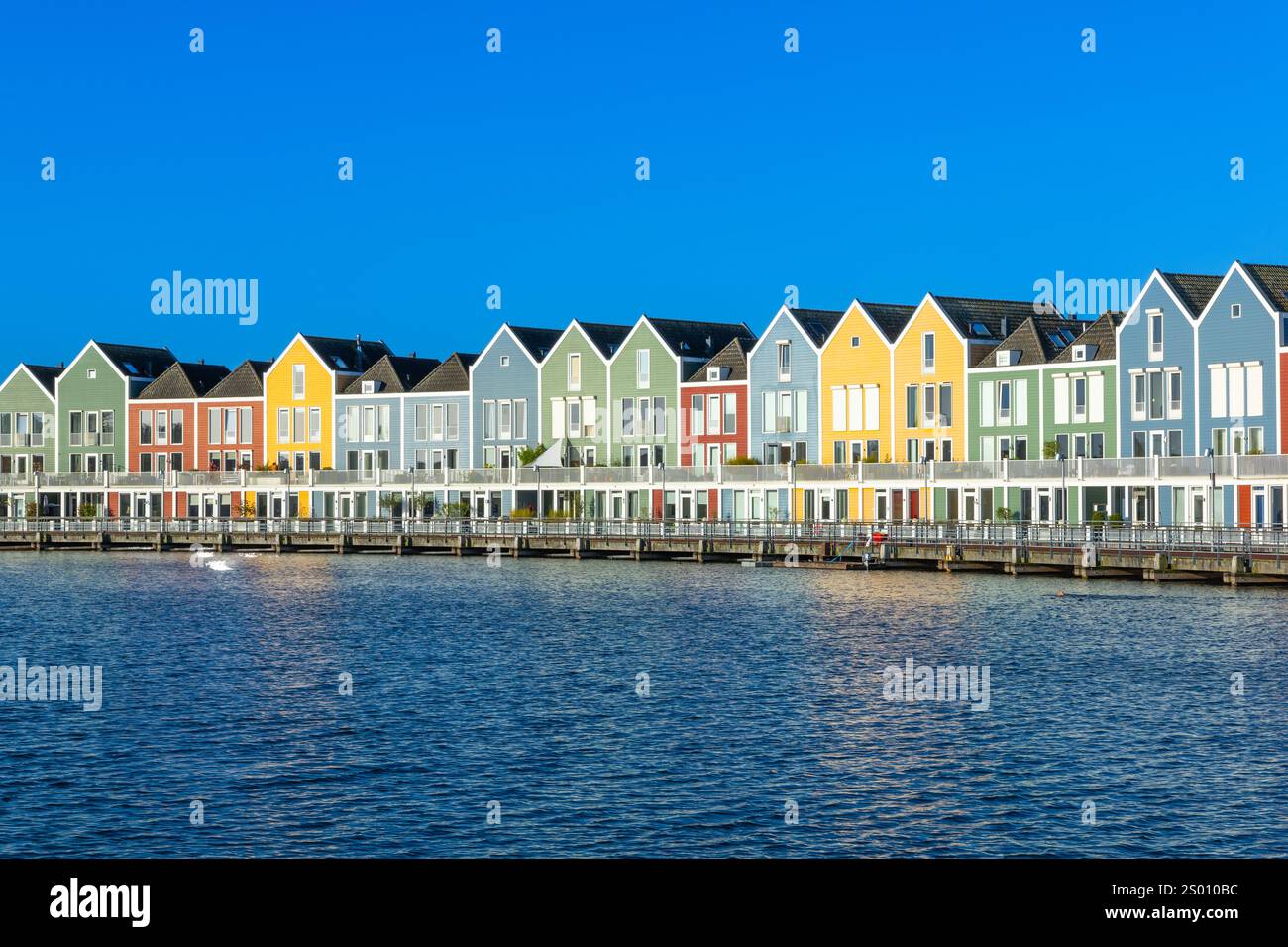 Horizon de Houten avec les célèbres maisons arc-en-ciel aux pays-Bas. Ciel bleu du matin. Banque D'Images