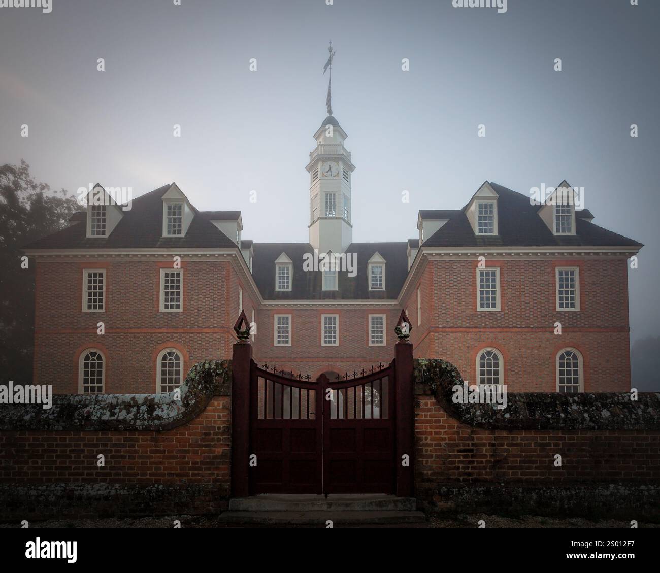 Un matin d'octobre au Capitole de Virginie reconstruit dans le quartier historique colonial de Williamsburg, Virginie. Banque D'Images