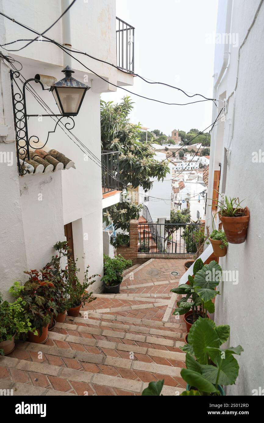 Regardant vers le bas une ruelle étroite à Mijas, Andalousie, Costa del sol, Espagne, Europe Banque D'Images