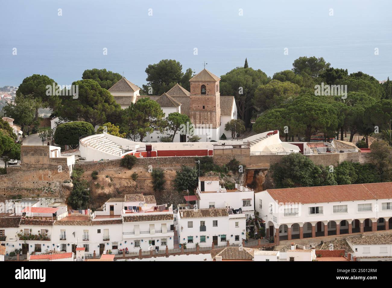 Vue panoramique montrant les arènes et l'église de l'Immaculée conception à Mijas, Andalousie, Costa del sol, Espagne, Europe Banque D'Images