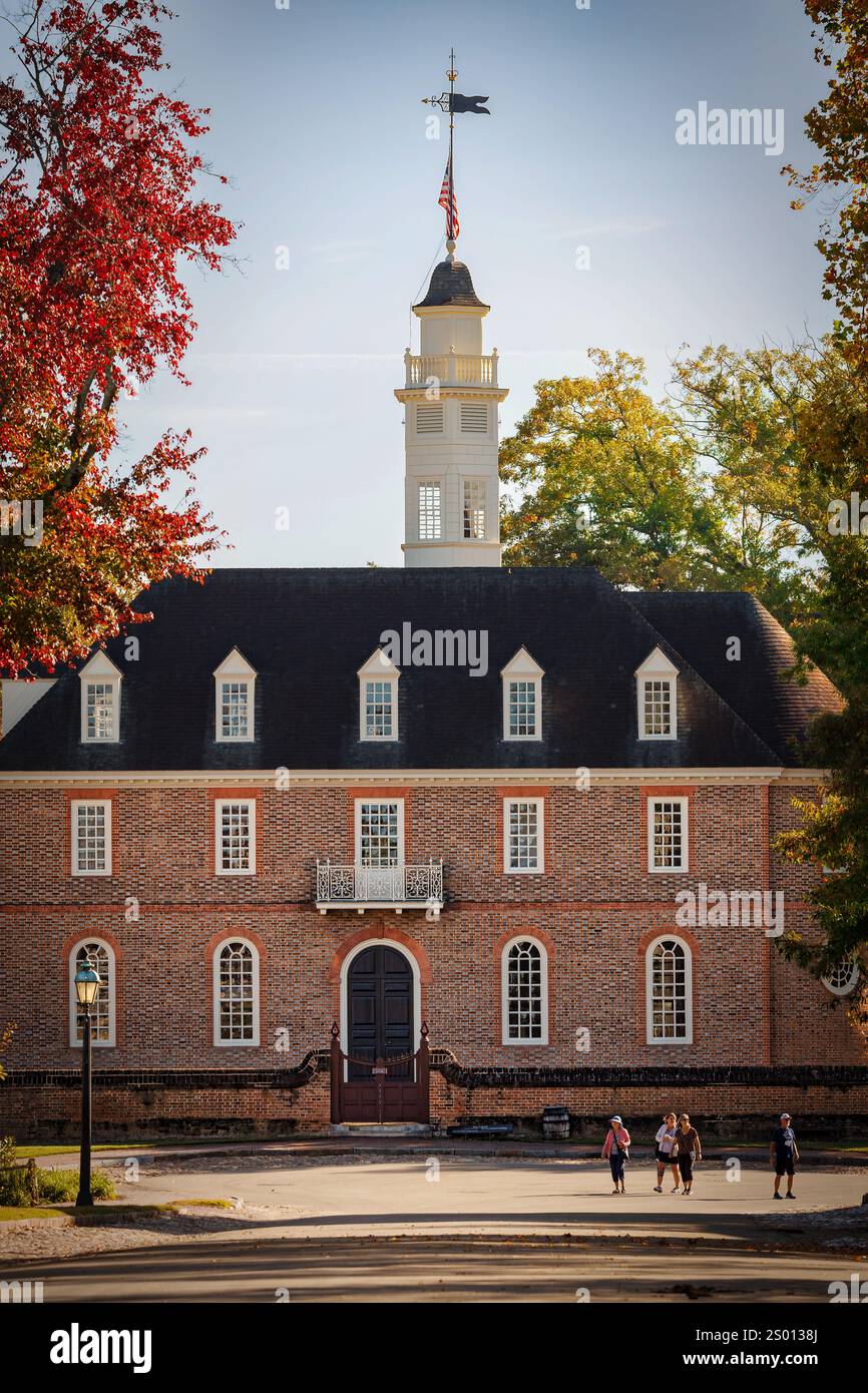 Les touristes passent devant le bâtiment reconstruit du Capitole de Virginie dans le quartier historique colonial de Williamsburg, en Virginie. Banque D'Images