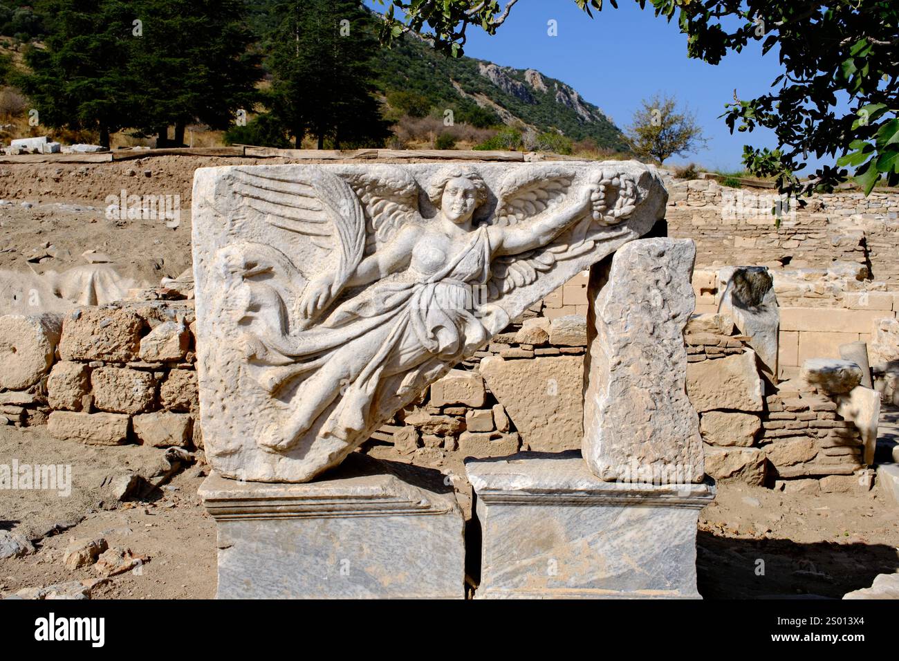Sculpture en pierre de la déesse Nike à Ephèse, Turquie Banque D'Images