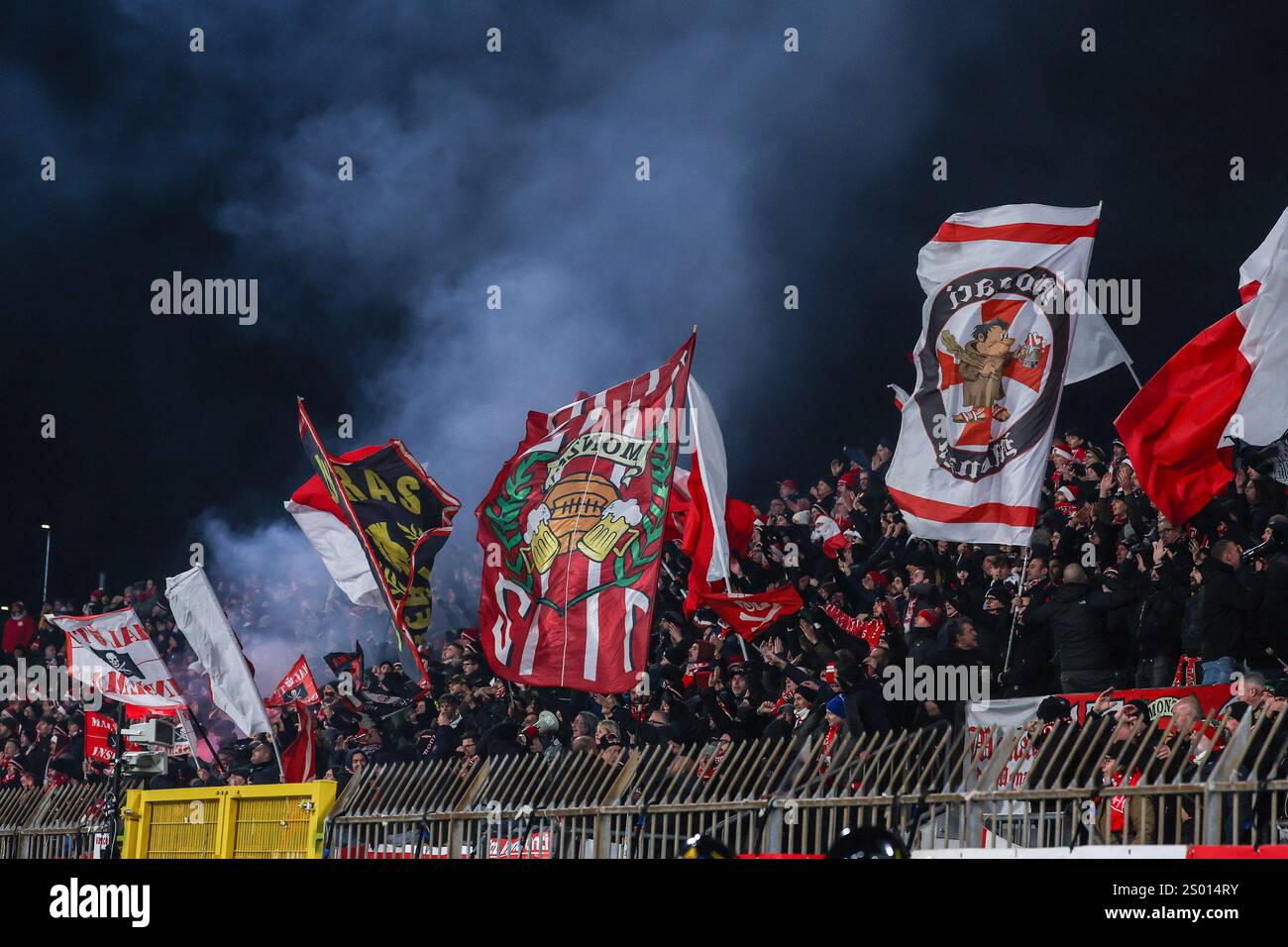 Italien. 22 décembre 2024. Les supporters de l'AC Monza vus lors du match de football de Serie A 2024/25 entre l'AC Monza et le Juventus FC au U-Power Stadium crédit : dpa/Alamy Live News Banque D'Images