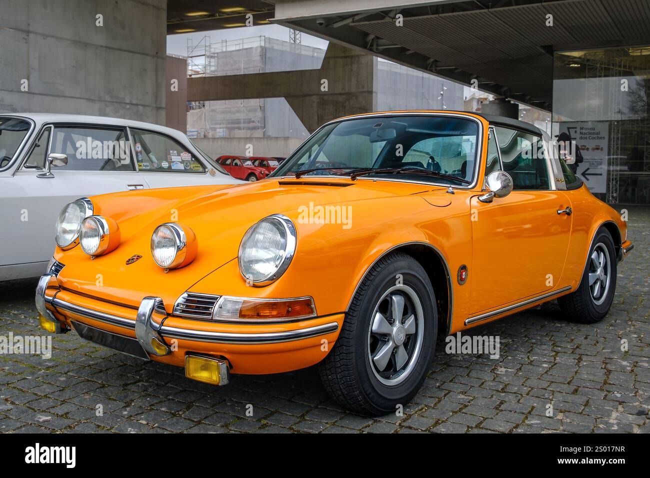 Lisbonne, Portugal - 15 octobre 2023 : célèbre top orange Porsche 911 T Targa en milieu urbain. Coupé 2 portes emblématique, voiture de luxe de classe sport par Porsche AG, Allemagne. Banque D'Images