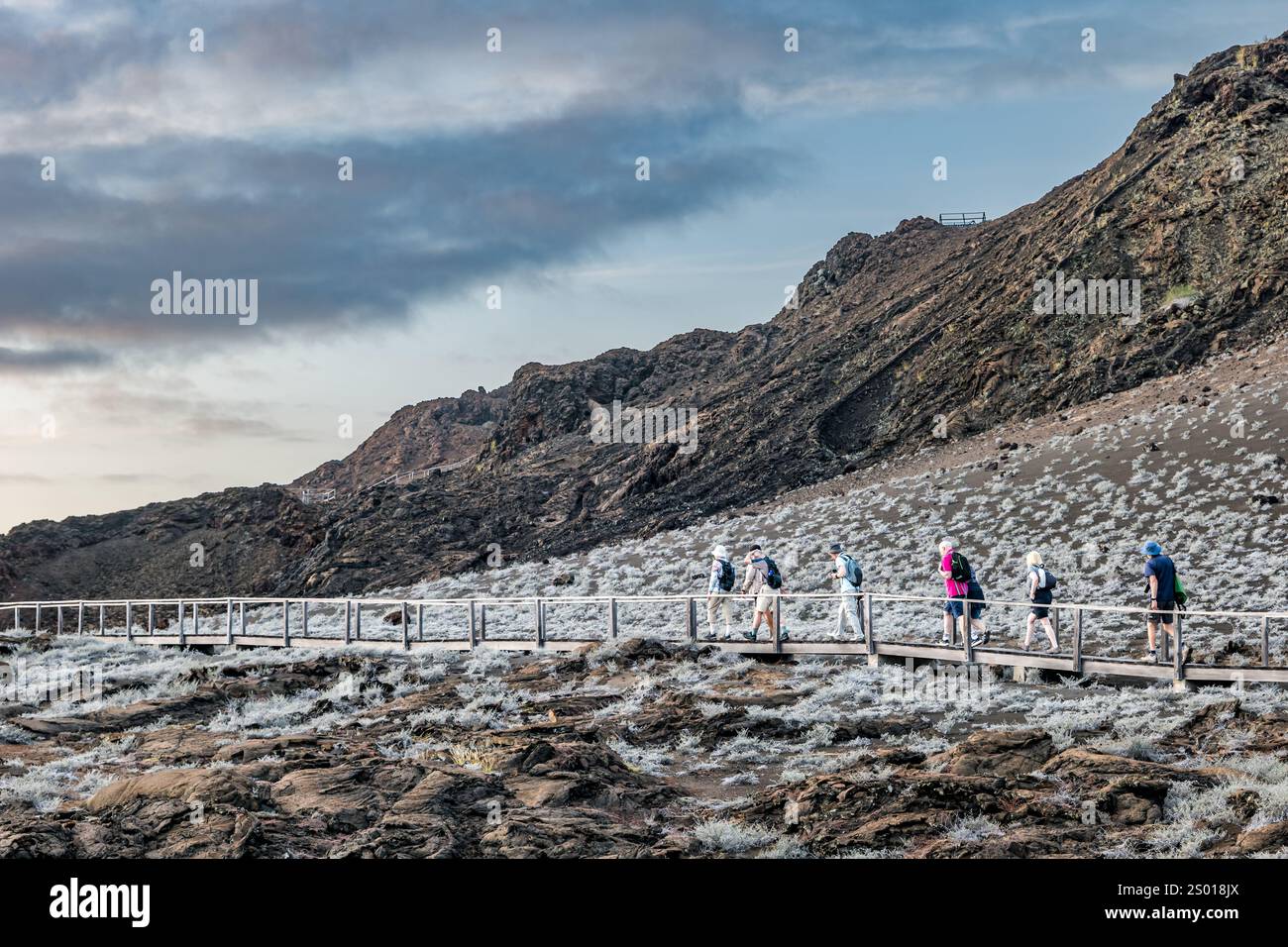 Touristes ou personnes marchant sur une promenade en bois, île de Bartolome, îles Galapagos Banque D'Images