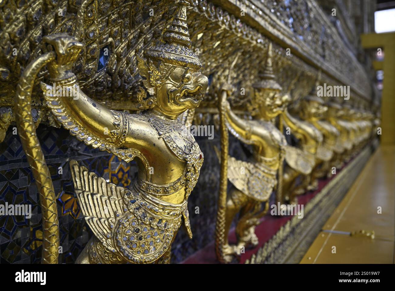 Sculptures dorées de Garuda et Naga, Wat Phra Kaew, Temple du Bouddha d'émeraude, Bangkok, Thaïlande, Asie Banque D'Images