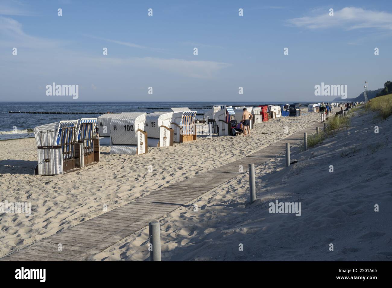 Chaises de plage sur la plage de sable, jetée en bois devant les dunes, Loddin, île d'Usedom, mer Baltique, Mecklembourg-Poméranie occidentale, Allemagne, Europe Banque D'Images