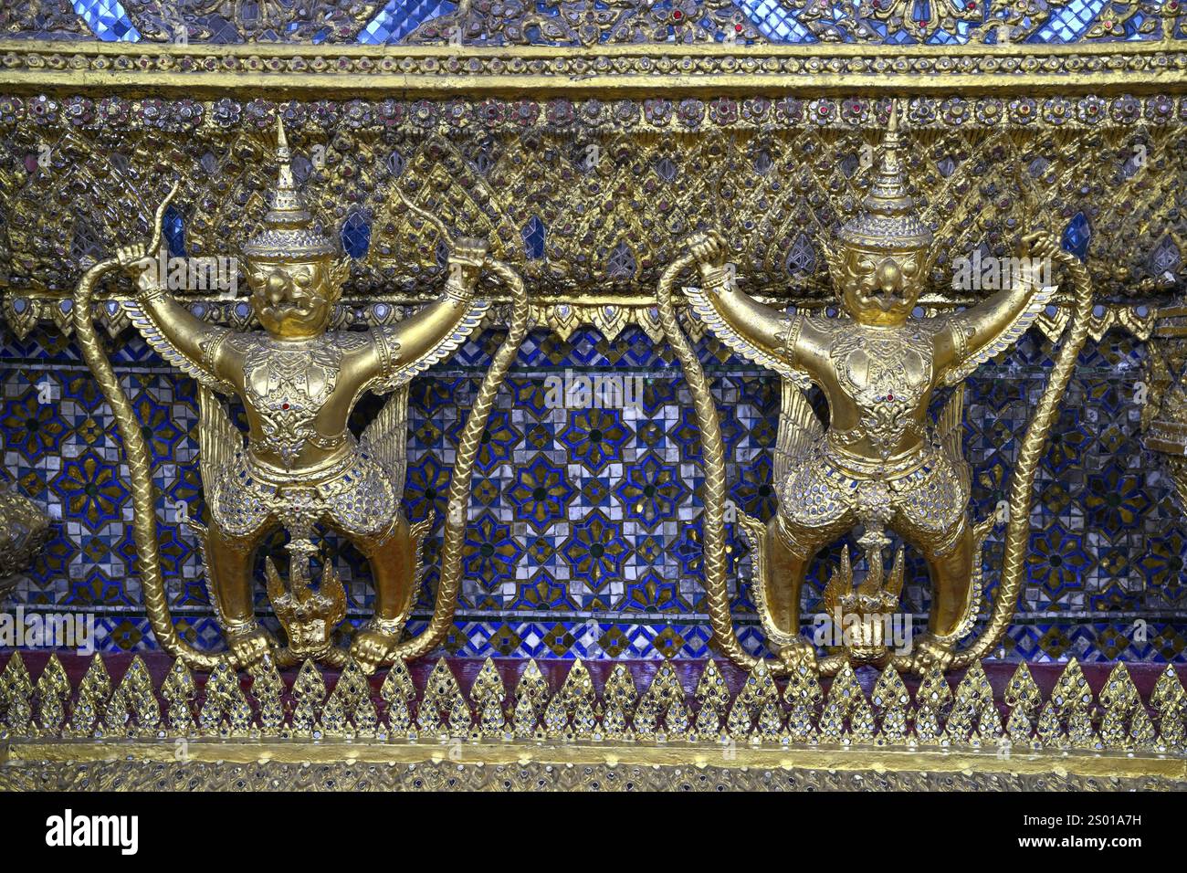 Sculptures dorées de Garuda et Naga, Wat Phra Kaew, Temple du Bouddha d'émeraude, Bangkok, Thaïlande, Asie Banque D'Images