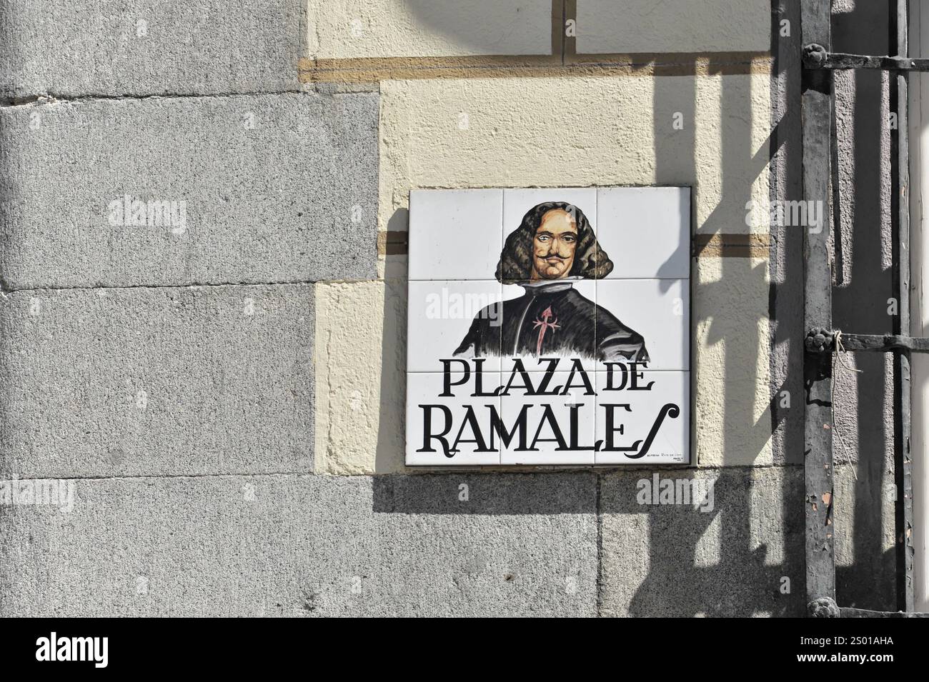 Madrid, Espagne, Europe, panneau de rue traditionnel sur un mur montrant la Plaza de Ramales à Madrid, Europe Banque D'Images
