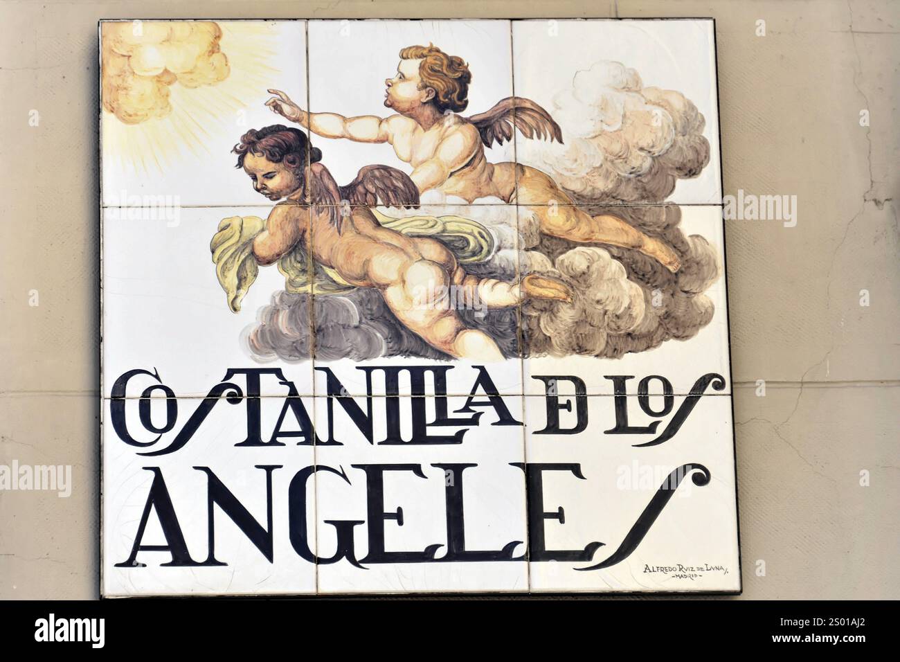 Madrid, Espagne, Europe, un panneau de rue peint artistiquement sur un mur montre la Costanilla de los Angeles à Madrid, en Europe Banque D'Images