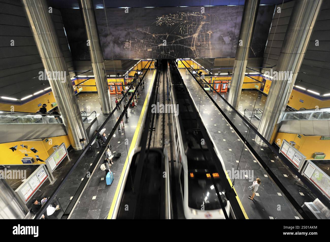 Madrid, Espagne, Europe, les trains passent par la station de métro moderne avec peu de voyageurs, arène Las Ventas, Plaza de Toros Las Ventas, Europe Banque D'Images