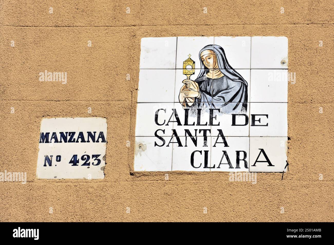 Madrid, Espagne, Europe, Un panneau de rue sur un mur montre la Calle de Santa Clara à Madrid avec une figure de nonne, Europe Banque D'Images