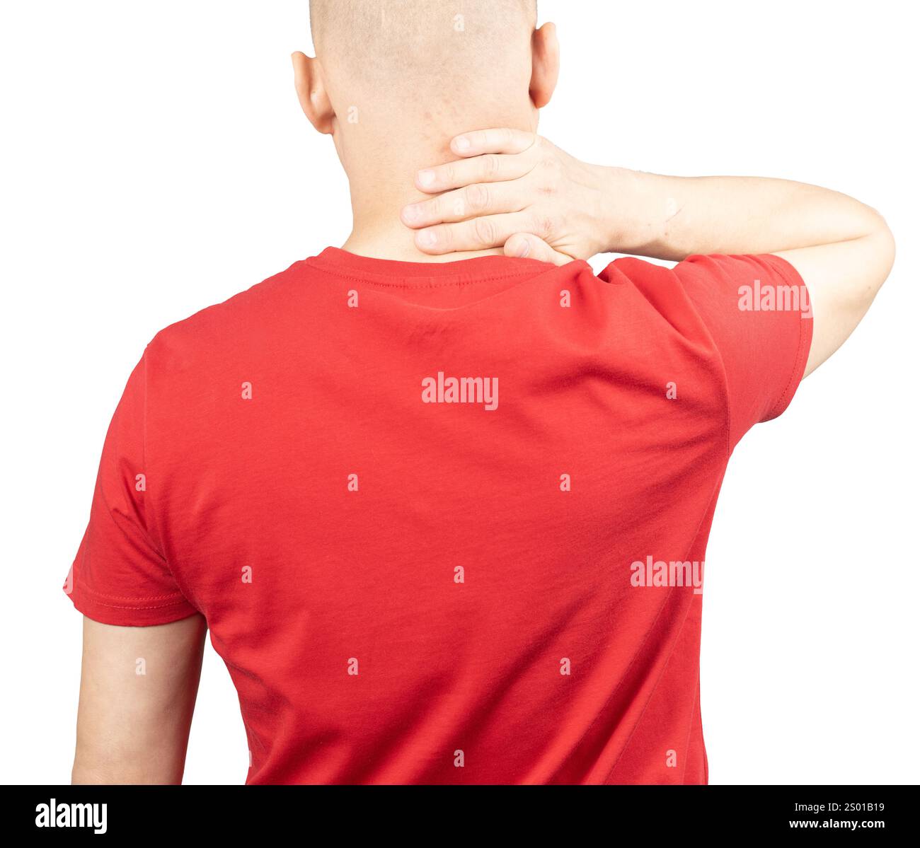 Un homme portant un T-shirt rouge est montré de dos, touchant son cou avec une main, exprimant un malaise. Banque D'Images