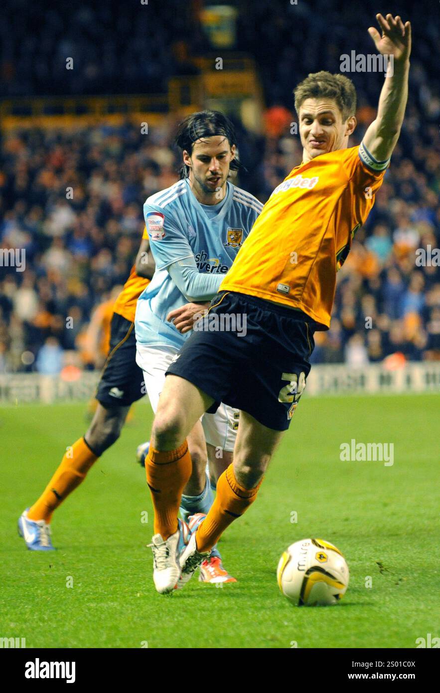 Kevin Doyle de Wolverhampton Wanderers faussé par George Boyd de Hull City. Football - Npower Football League Championship - Wolverhampton Wanderers v Hull City Banque D'Images