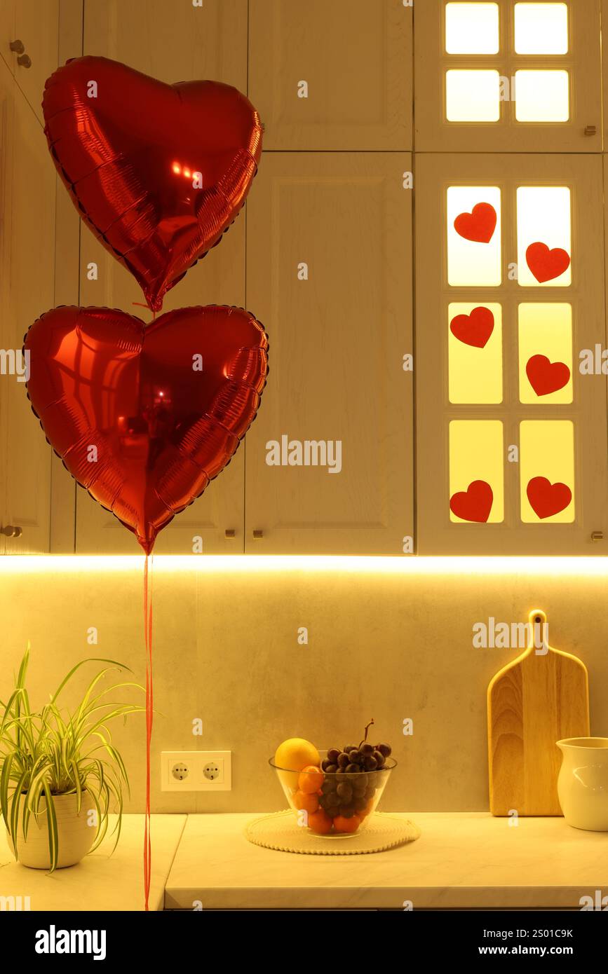 Ambiance romantique. Cuisine confortable décorée pour la Saint-Valentin Banque D'Images
