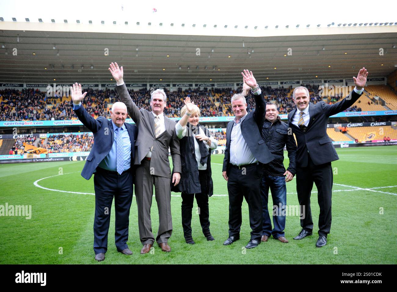 Wolverhampton Wanderers Sherpa Van gagnants Barry Powell, Alistair Robertson, Gaynor Kendall veuve de Mark Kendall, Mick Holmes, Andy Thompson et Steve Bull. Banque D'Images