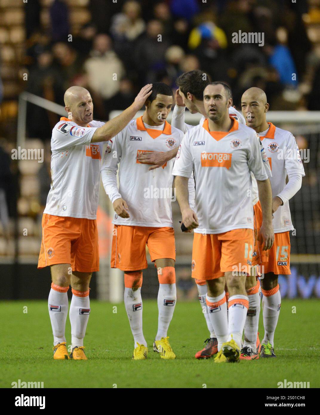 Le vainqueur du match Tom Ince de Blackpool félicité par ses coéquipiers. Football -Npower Football League Championship - Wolverhampton Wanderers v Blackpool Banque D'Images