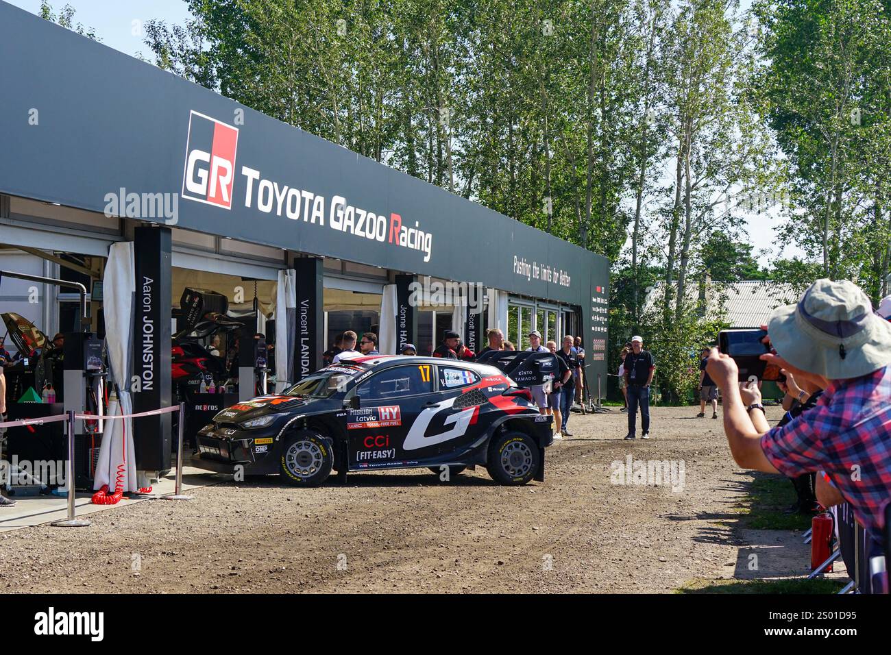 Liepaja, Lettonie- 20 juillet 2024 : WRC 2024 Rallye Lettonie Toyota Gazoo Racing parc de service, la voiture de rallye de T. Katsuta et A. Johnston est sur le tr Banque D'Images