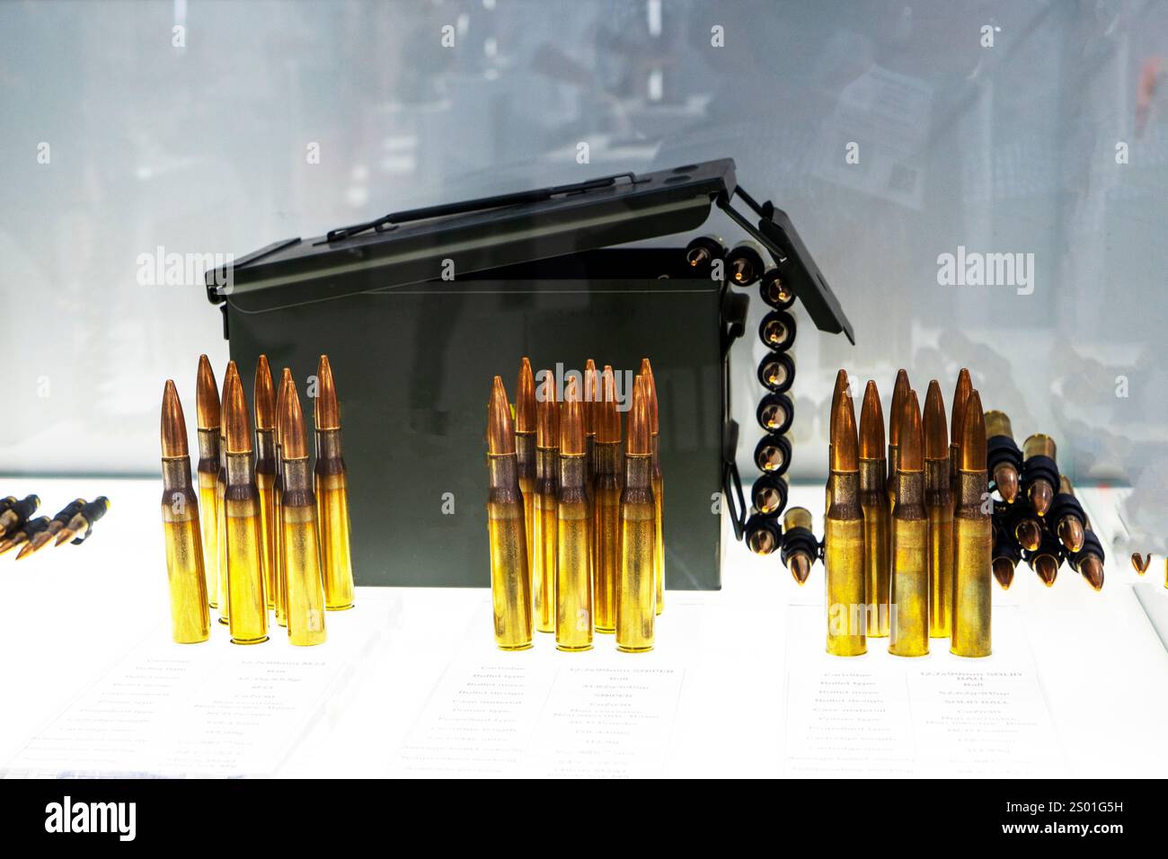 Cartouches et balles de différents calibres et tailles pour pistolets, pistolets-mitrailleurs, mitrailleuses et fusils de chasse exposés à l'exposition. Banque D'Images