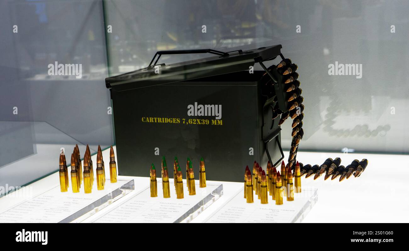 Cartouches et balles de différents calibres et tailles pour pistolets, pistolets-mitrailleurs, mitrailleuses et fusils de chasse exposés à l'exposition. Banque D'Images