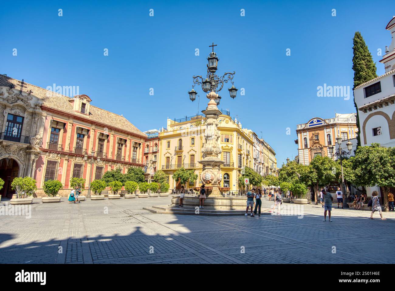 Séville, Espagne - 1 septembre 2023 : la célèbre Fuente de la Forala Plaza est une destination touristique populaire à Séville, Espagne Banque D'Images