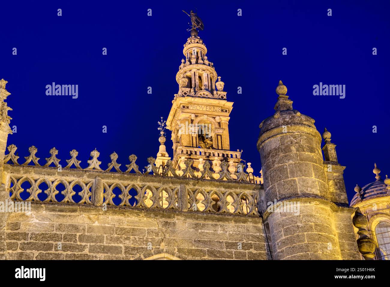 Extérieur de l'architecture historique de la cathédrale de Séville la nuit Banque D'Images