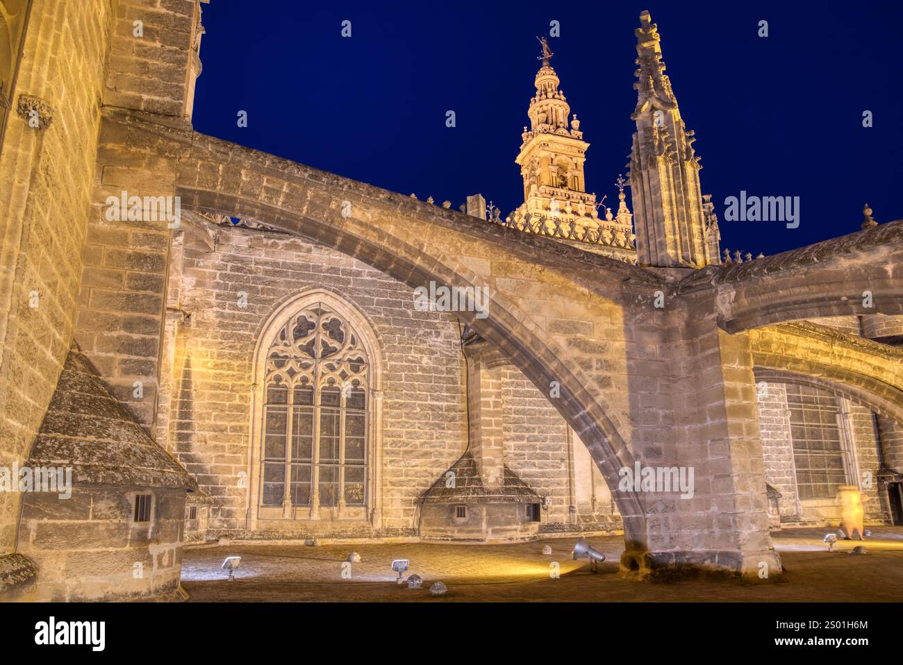 Extérieur de l'architecture historique de la cathédrale de Séville la nuit Banque D'Images