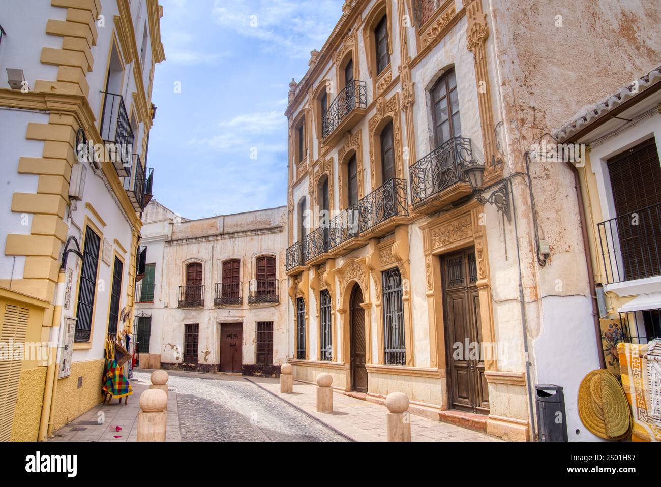 De vieux bâtiments bordent la rue pavée du village de Ronda, en Espagne Banque D'Images