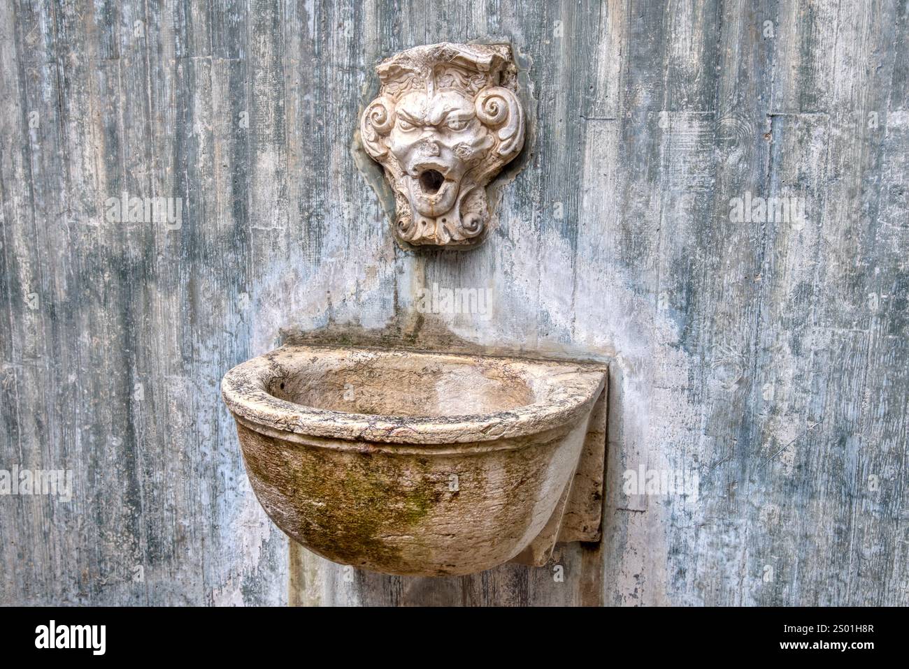 De vieux lions romains historiques dirigent une fontaine d'eau dans la ville historique de Lisbonne, au Portugal Banque D'Images