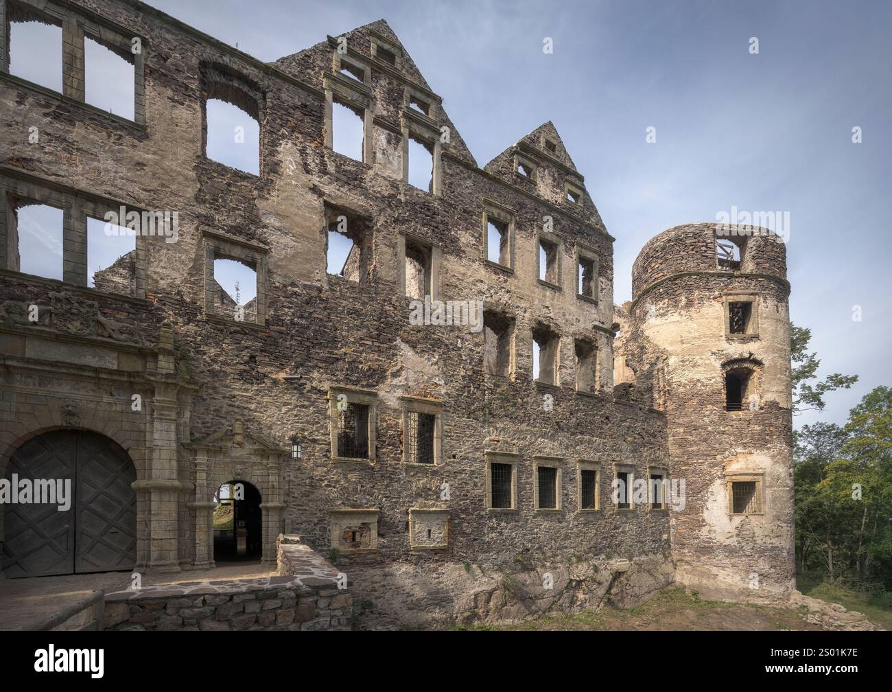 Explorez les ruines enchanteresses du château de Swiny en Pologne, un joyau historique naturel. Banque D'Images