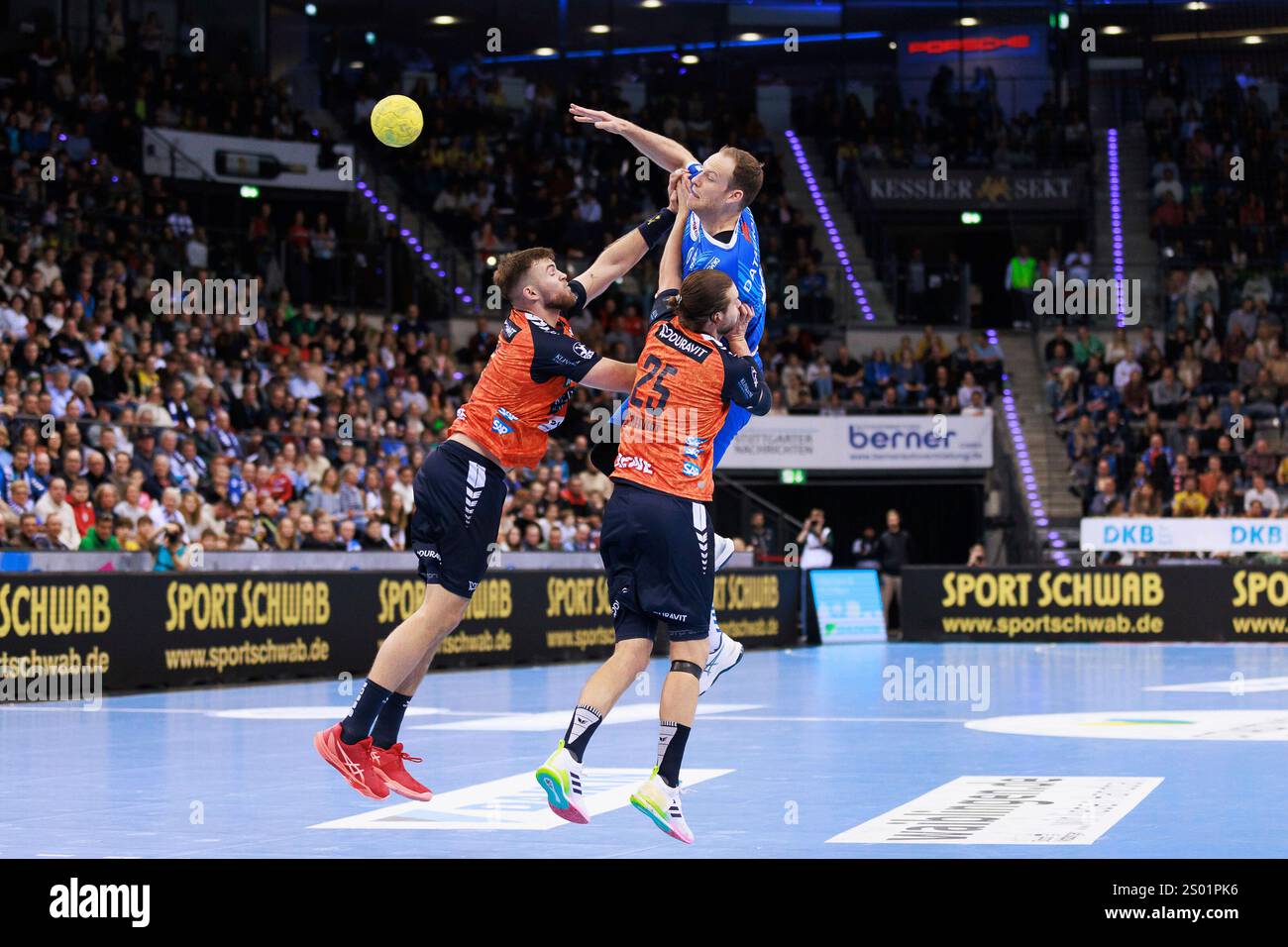 Lenny Rubin (TVB Stuttgart, #44) erzielt ein Tor, Aktion, Torwurf TVB Stuttgart (TVB) v. Rhein-Neckar-Loewen (RNL), Handball, Maenner, Daikin 1. Handball Bundesliga (HBL), 16. Spieltag, Spielzeit 2024/2025, 23.12.2024 Foto : Eibner-Pressefoto/Oliver Schmidt Banque D'Images