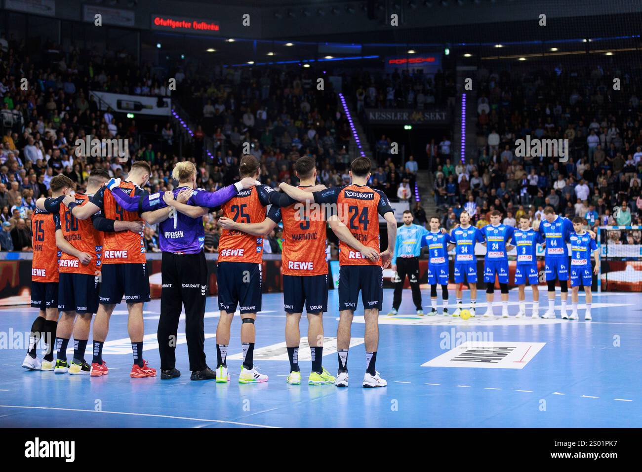 Schweigeminute fuer die Opfer des Terroranschlags in Magdeburg vor dem Spiel TVB Stuttgart (TVB) v. Rhein-Neckar-Loewen (RNL), Handball, Maenner, Daikin 1. Handball Bundesliga (HBL), 16. Spieltag, Spielzeit 2024/2025, 23.12.2024 Foto : Eibner-Pressefoto/Oliver Schmidt Banque D'Images